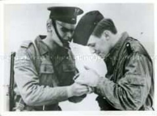 Polnischer Grenzsoldat und DDR-Matrose einer Grenzkompanie an der deutsch-polnischen Grenze an der Ostsee