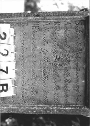 Grabstein 227 (Index: 100106999) Material: Sandstein Zustand: stark verwittert, abblätternd, teilweise Textverlust, Lettern teilweise falsch nachgezogen Maße HxBxT: 178x61x15 cm Beschreibung: ädikulaartige Stele mit Rundbogenabschluß, Palmettenaufsatz, 3/4-Säulen, Schriftfeld rechteckig eingetieft, Sockel Symbolik: floral: Grabstein 227B