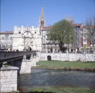 Burgos. Blick über den Fluß Arlanzon zum Marientor und zu den Türmen der Kathedrale