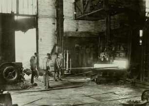 Gröditz, Lauchhammerwerk : Blockziehen im Stabeisenwerk