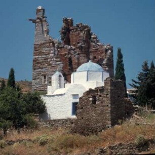 Kea, Agia Marina. Antiker Pyrgos, 4. Jh. v. Chr. In der Ruine Kreuzkuppelkirche, 11. Jh.