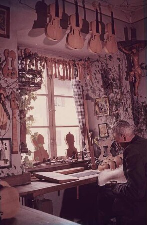 Mittenwald. Geigenbauer bei der Arbeit
