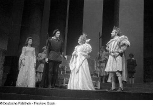 Szenenbilder aus dem Stück "Hamlet" von William Shakespeare am Deutschen Theater Berlin : Szene mit Agathe Poschmann als Ophelia (links), Horst Caspar als Hamlet (Mitte links), Gerda Müller als Königin Gertrud (Mitte rechts), Walter Richter als Claudius (rechts)