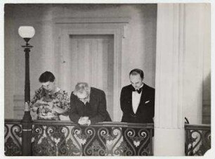 Lausanner Abrüstungskonferenz. Der britische Premierminister Ramsay Macdonald mit seiner Tochter und seinem Privatsekretär im Hotel Beau Rivage. von links: Ishbel MacDonald, Ramsay MacDonald, Butler