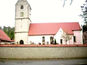 Ansicht von Norden mit Kirche (Kirchturm im Kern Spätromanisch-Langhaus im 17 und 19 Jh erneuert) über Kirchhofmauer (Wehrgang im 18 Jh abgetragen)