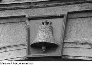 Relief "Goldene Glocke" über der Eingangstür des Hauses Moritzstraße 19