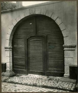 Bahnhofstr. 28, Tor. Schlußstein mit Küferzeichen, 1747
