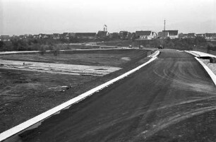 Neuenburg: Zubringerstraße mit Autobahnbrücke