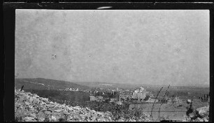 Chauvoncourt (Dep. Meuse, Frankreich): Mac-Mahon-Kaserne am Rand der Stadt (Blick von einer Anhöhe)