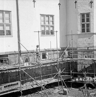 Restaurierung: Arbeiten an Fundament: Gerüst, Arbeiter: innerer Graben ausgehoben