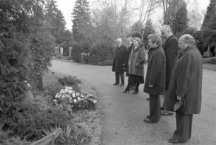 Kranzniederlegung am Grab des Stadtrats und Landtagsabgeordneten Dr. Hermann Kessler auf dem Karlsruher Hauptfriedhof durch Angehörige der Karlsruher FDP