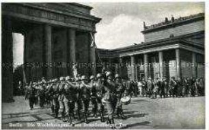 Das Brandenburger Tor mit Wehrmachtssoldaten