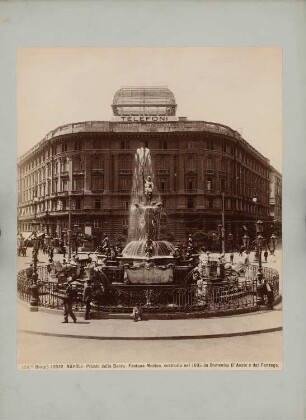 Piazza della Borsa mit der Fontana Medina, Neapel: Ansicht des Brunnens
