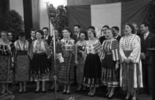 Freiburg: Kaufhaussaal; der rumänische Chor