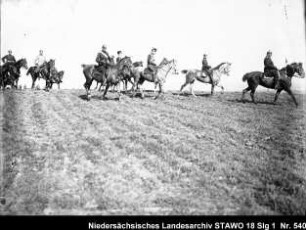 Geländeübung und Besichtigung des Feld-Artillerie-Regiments Nr. 46 Enthält: Berittene Offiziere verschiedener Truppenteile