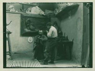 August Gaul in seinem Atelier, vermutlich Siegmundshof 11