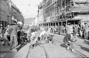 Freiburg: Umzug, Kinder springen nach Bonbons
