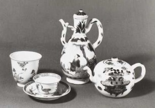 Becher, Koppchen mit Unterschale, Deckelkanne und Teekännchen