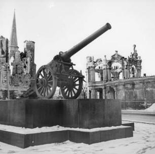 Sockel des entfernten Wettinobelisken mit Geschütz unbekannter Herkunft. Im Hintergrund Ruinen der Sophienkirche und des Zwingers : Dresden-Altstadt, Sophienstraße. Sockel des entfernten Wettinobelisken mit Geschütz unbekannter Herkunft. Im Hintergrund Ruinen der Sophienkirche und des Zwingers