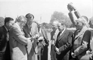 Bad Schachen: (Nahaufnahme) Paul H. Müller, Adolf Butenandt, Graf Lennart Bernadotte, Gerhard Domagk, William P. Murphy, Hans v. Euler-Chelpin, Otto H. Warburg