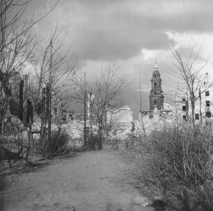 Dresden nach der Bombardierung vom 13./14. Februar 1945. Ruinengrundstück mit Blick auf die Kreuzkirche