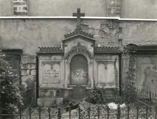 Dresden-Neustadt. Innerer Neustädter Friedhof. Wandgrabmal für Familie August Scharuke. 2. H. 19. Jh.