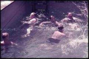 Passagiere im Schwimmbecken an Bord eines KdF-Schiffes?