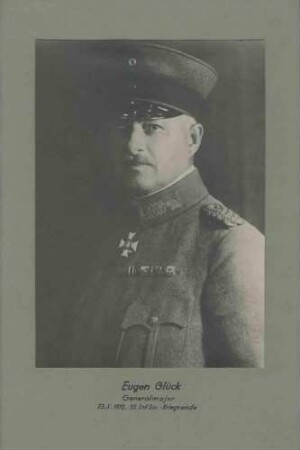 Eugen Glück, Generalmajor, Kommandeur der 52. Infanterie-Division in Uniform, Mütze mit Orden, Brustbild in Halbprofil