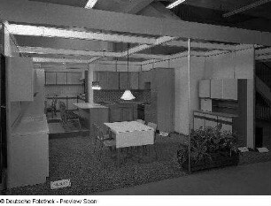 Anbauküche ratiomat 90 : Ausstellungskojen des VEB Möbelkombinat Dresden-Hellerau mit Anbauküchen. Ansicht mit Modell "ratiomat 90" (Variante 90-03)
