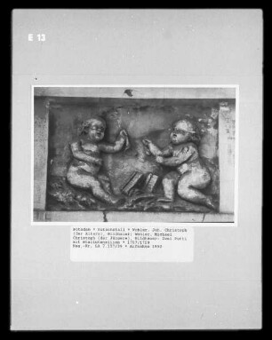 Zwei Putti mit Stallutensilien