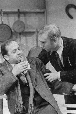 Szenenbilder aus "Wehe dem, der träumt" (Le voci di dentro) von Eduardo de Filippo. Kammerspiele (Deutsches Theater) Berlin, 10.06.1958 : Mit Margarete Körting, Rudolf Wessely als Alberto Saporito, Amy Frank als Rosa, Lilly Schmuck als Maria, Walter Lendrich als Carlo, Werner Pledath, Antje Ruge, Heinz Voss, Ulrich Thein als Luigi, Fritz Links als Portier Michele u. a.