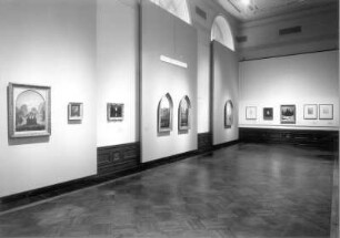 Goethe-Denkmal : Carl Gustav Carus. Natur und Idee, eine Ausstellung der Staatlichen Kunstsammlungen Dresden und der Staatlichen Museen zu Berlin ; 26. Juni bis 20. September 2009 ; die Ausstellung des Kupferstich-Kabinetts und der Galerie Neue Meister der Staatlichen Kunstsammlungen Dresden findet an zwei Orten statt: Gemäldegalerie Alte Meister ..., Residenzschloss Dresden... Raumaufnahme in der Abteilung Poesie - Geschichte: Goethe-Denkmal von Carl Gustav Carus