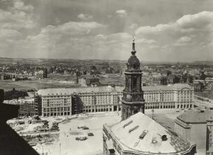 Dresden, Blick vom Rathausturm auf Kreuzkirche und die Bebauung an der Westseite des Altmarkts