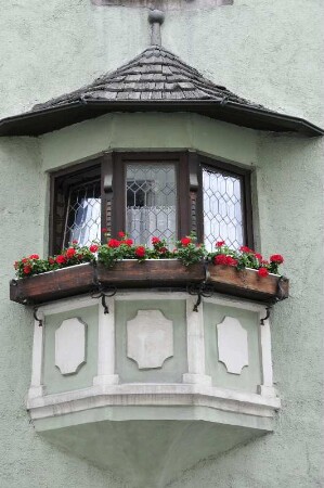 Erker in Rattenberg : Blick auf einen blumengeschmückten historischen Erker an einem alten Haus. Aufgenommen in Rattenberg (Tirol) am 27. Mai 2009. Foto Uwe Gerig