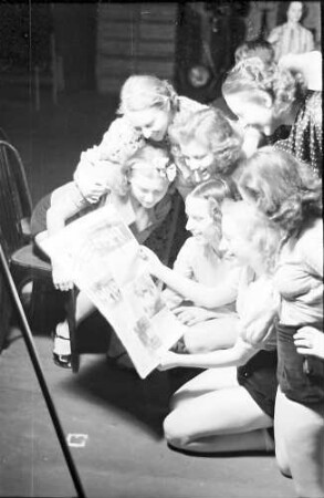 Plaza: Plaza-Girls proben; Gruppe Girls mit Zeitung