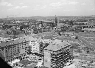 Haus Altmarkt : Dresden-Altstadt. Blick vom Rathausturm über "Haus Altmarkt" und Wohn- und Geschäftshäuser auf die Runien von Taschenbergpalais, Schloss, Hofkirche und Johanneum nach Norden