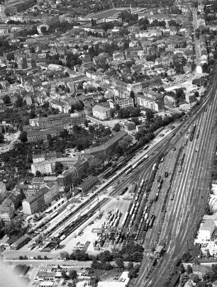 Dresden-Neustadt. Stadtteilansicht über Gleisanlagen gegen Bürgerstraße und Wurzener Straße. Luftbild-Schrägaufnahme nach Südwesten