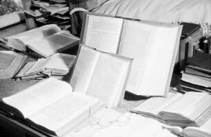 Wittenweiler: Arbeitsplatz mit Bibeln