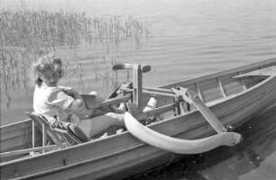 Wallhausen: am Bodensee; Tochter Budig im Boot mit hochgezogener Flosse