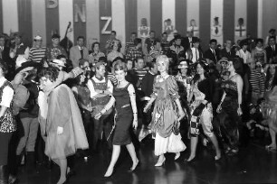 Freiburg: Stadthalle, Wahl der Miss Fasnet, die Anwärterinnen zur Miss Fasnetwahl