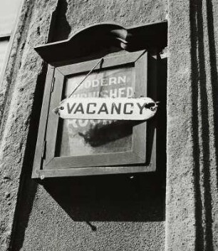 Schild "Modern furnishes rooms-vacancy"