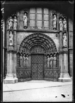 Trier. Liebfrauenkirche. Portal mit Mariendarstellung im Tympanon