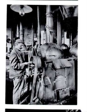 Kathreiner Malzkaffee-Fabrik, Arbeiter an Maschine