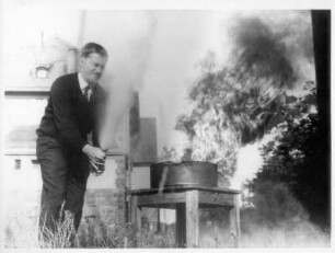 Karlsruhe, Hertzstraße 16. Universität Karlsruhe, Forschungsstelle für Brandschutztechnik. Löschen eines Brandes mit einem Klein-Trockenlöscher