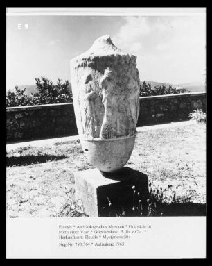 Grabstele in Form einer Vase