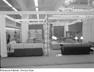 Ausstellungskoje mit Sitzmöbeln des VEB Berliner Polstermöbel