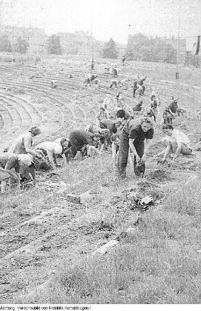 Dresden, Heinz-Steyer-Stadion. Nationales Aufbauwerk Freiwillige Arbeitseinsätze im Stadion, 1952 & Freiwillige Arbeitseinsätze, Juni 1952