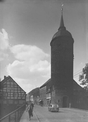 Roter Turm in Luckau : Luckau. Roter Turm des ehemaligen Calauer Tores (ab Ende 13./Anfang 14. Jahrhundert; Haube von 1871). Blick entlang der Langen Straße