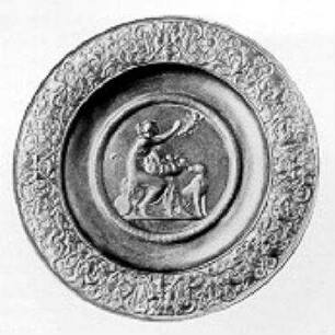 Teller auf hohem Fuß mit Relief "Hirtin mit Amorinen" nach Bertel Thorvaldsen