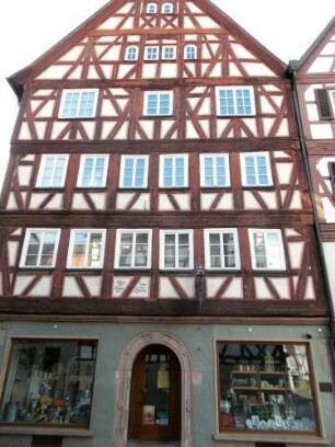 Stadtbild-Schloßgasse im Westen - Alte Stadtapotheke (1615)-Giebelständig mit Fachwerkobergeschossen in Riegelbauweise auf steinernem Stock in Übersicht